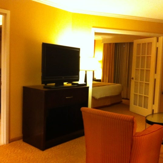 Photo taken at Chicago Marriott Suites O&#39;Hare by Carolyn S. on 10/8/2012