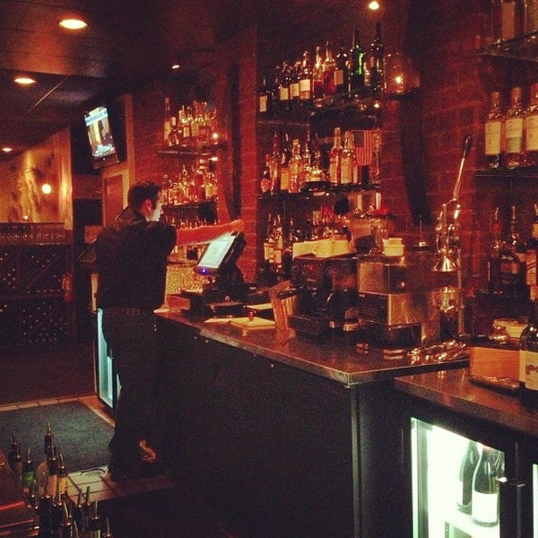 12/16/2012 tarihinde Milan E.ziyaretçi tarafından Avenue Eat And Drink'de çekilen fotoğraf