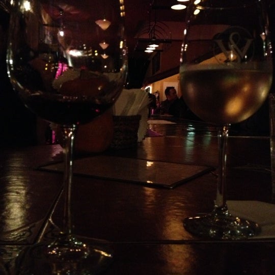Foto scattata a Wine Steals da Angie O. il 11/18/2012