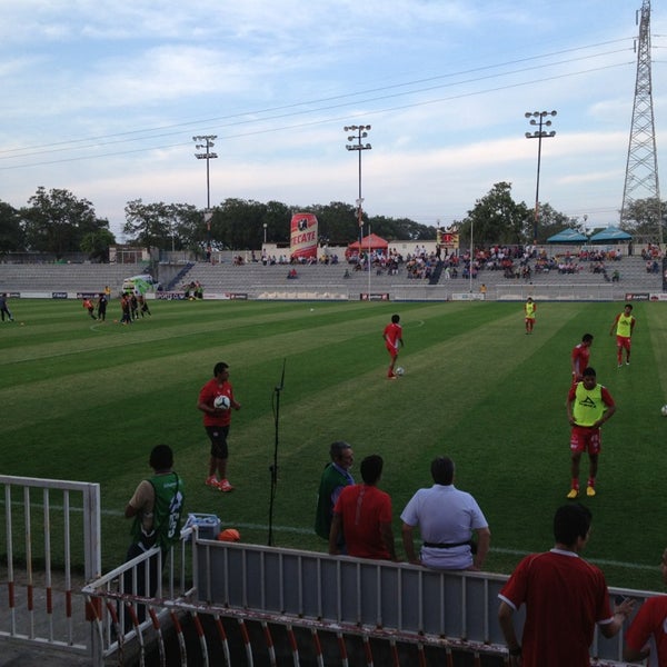 Das Foto wurde bei Estadio Altamira von Jorge V. am 7/21/2013 aufgenommen