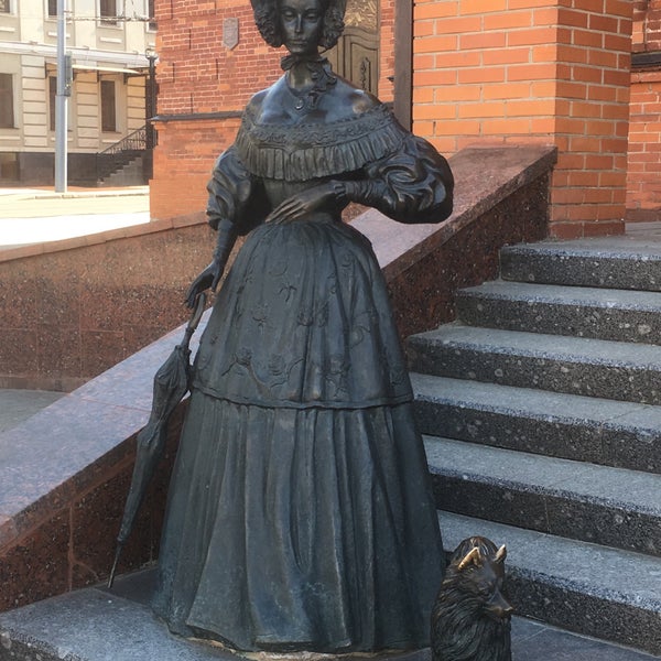 Дама ди. Скульптура дама с собачкой в Могилеве. Дама с собачкой Могилев.