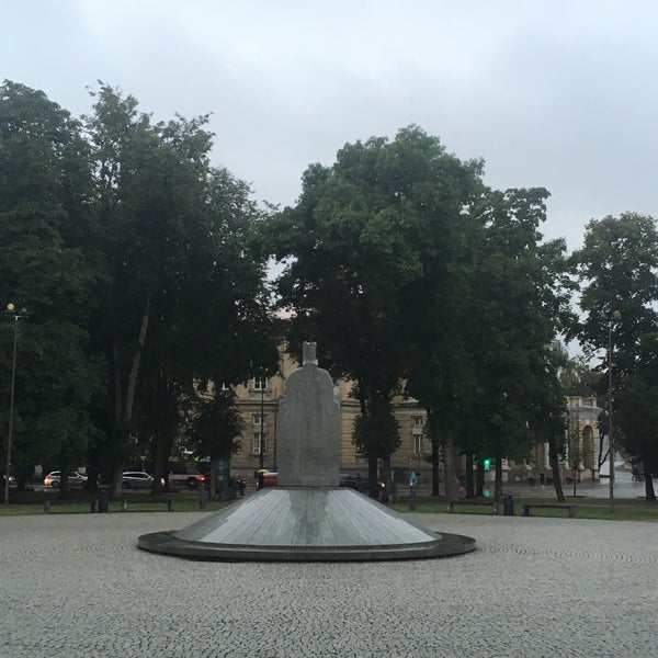 Foto diambil di Karaliaus Mindaugo paminklas | Monument to King Mindaugas oleh Andrey K. pada 8/11/2018