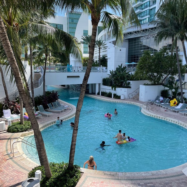 Photo taken at Pool at the Diplomat Beach Resort Hollywood, Curio Collection by Hilton by Eric P. on 8/16/2021