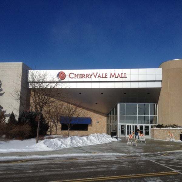 รูปภาพถ่ายที่ CherryVale Mall โดย ᴡ B. เมื่อ 1/27/2014