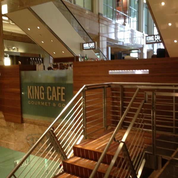 Foto diambil di King Cafe Gourmet &amp; Go oleh Mazen pada 5/20/2013