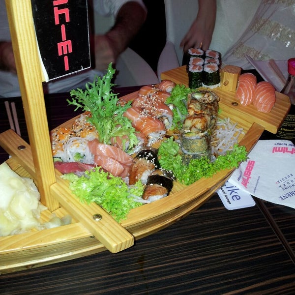 รูปภาพถ่ายที่ Sashimi Sushi Lounge โดย Saskia M. เมื่อ 6/19/2013