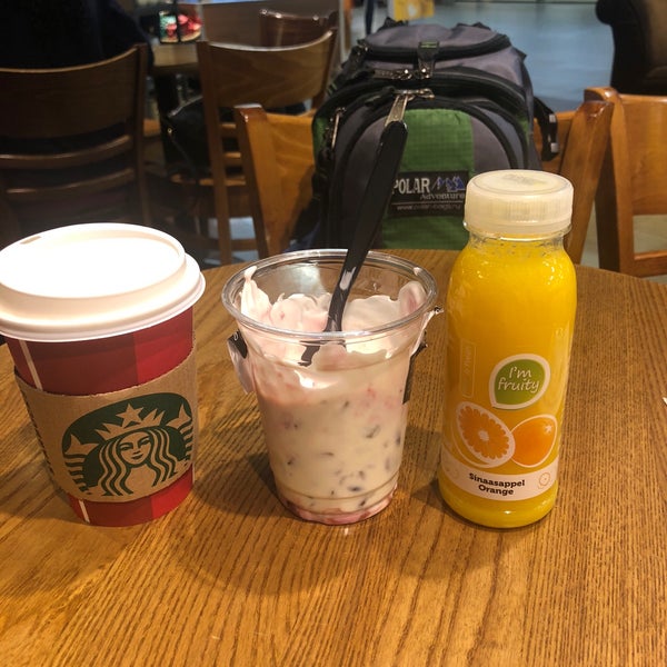 Photo taken at Starbucks by Евгений Щ. on 1/7/2019