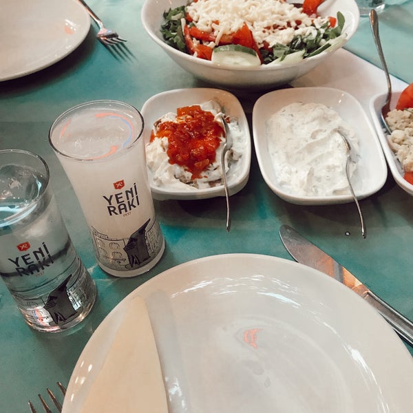 Das Foto wurde bei Sokak Restaurant Cengizin Yeri von Züleyha am 8/31/2019 aufgenommen