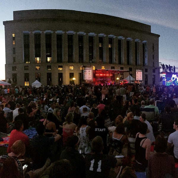 Снимок сделан в Live On The Green Music Festival пользователем Clayton T. 8/21/2015