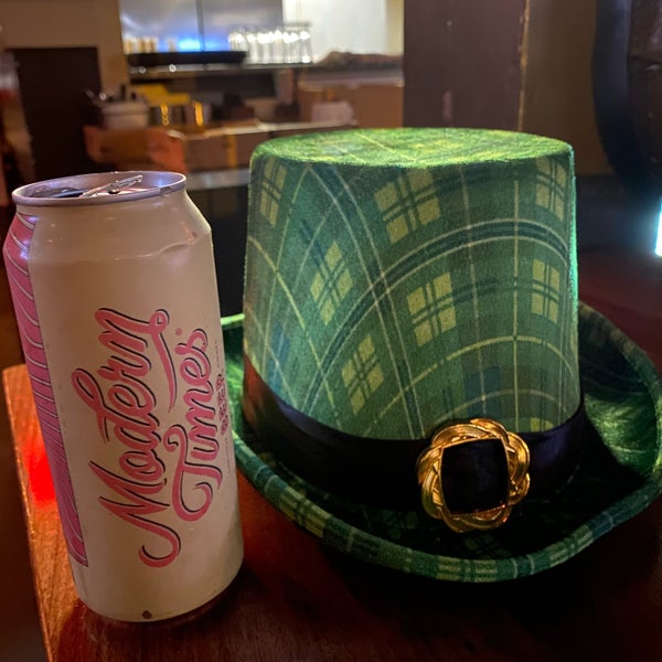 Growlers Pour House Gastropub in North Charlotte