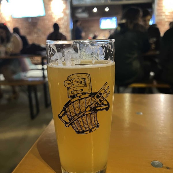 Photo taken at Wooden Robot Brewery by Jesus S. on 10/31/2021