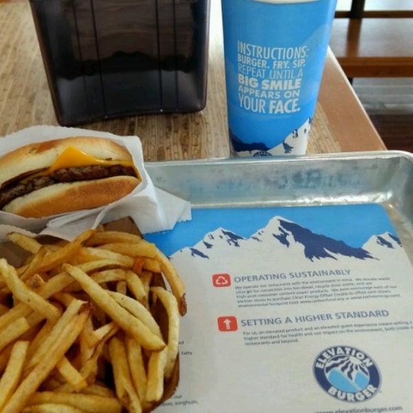 Photo taken at Elevation Burger by Iure G. on 3/29/2017