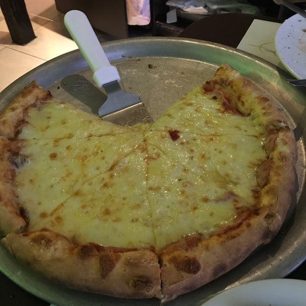 10/13/2018 tarihinde Mariaann T.ziyaretçi tarafından Mama&#39;s Pizza'de çekilen fotoğraf