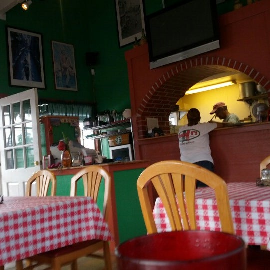 10/10/2012 tarihinde Dan W.ziyaretçi tarafından Bobby V&#39;s Italian Restaurant Pizzeria'de çekilen fotoğraf