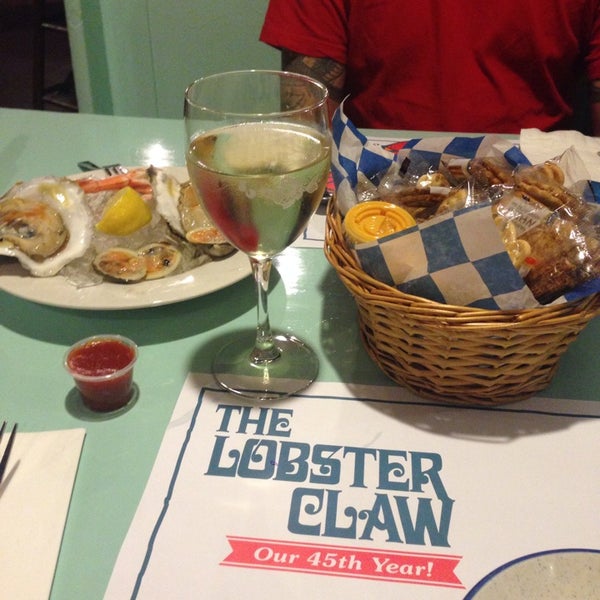 Foto tirada no(a) The Lobster Claw por Natalie W. em 9/27/2014