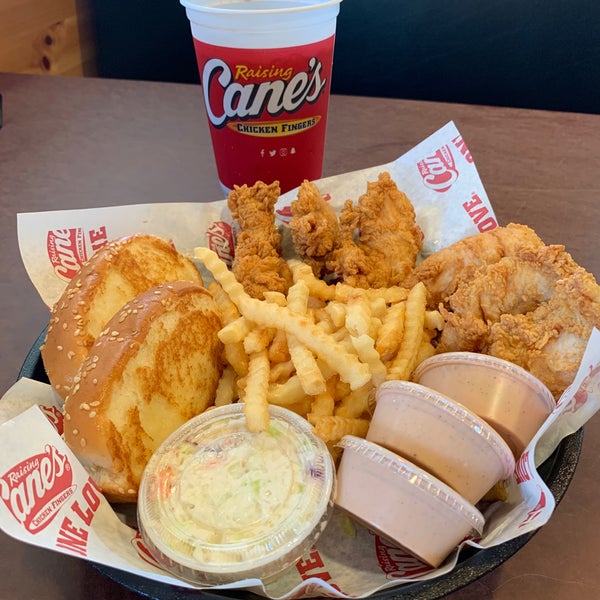 6/9/2019 tarihinde Juliguliziyaretçi tarafından Raising Cane&#39;s Chicken Fingers'de çekilen fotoğraf