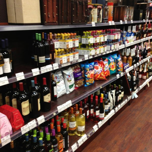 Edgewater Wine and Spirits Edgewater'de İçki Dükkanı