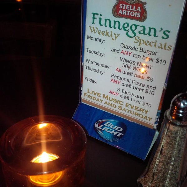 Foto tirada no(a) Finnegan&#39;s Pub por Sandi em 7/12/2014