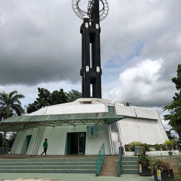 tugu khatulistiwa atau equator monument berada di jalan khatulistiwa