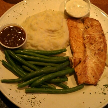 Foto diambil di Pipers Restaurant oleh Yoly R. pada 12/1/2012
