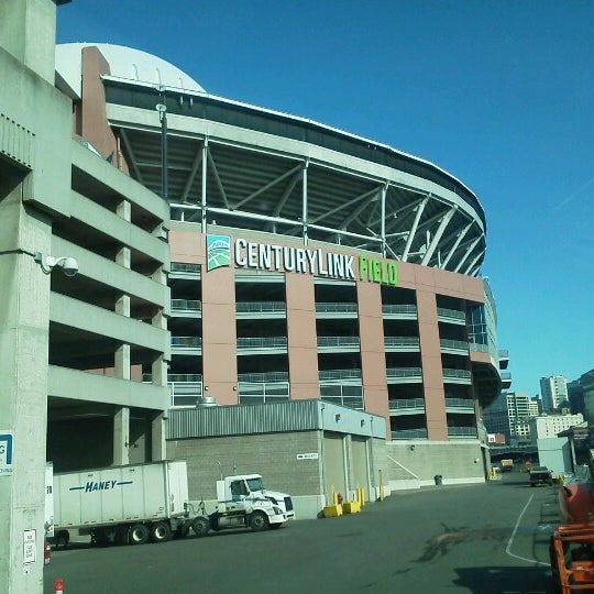 รูปภาพถ่ายที่ CenturyLink Event Center Parking Garage โดย James M. เมื่อ 3/25/2013