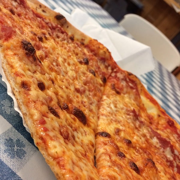 Foto tomada en Kaimuki&#39;s Boston Style Pizza  por Trey T. el 1/17/2014