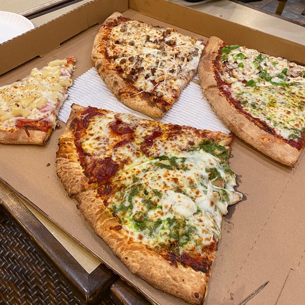 Foto diambil di Seniore&#39;s Pizza oleh Valerie C. pada 1/11/2023