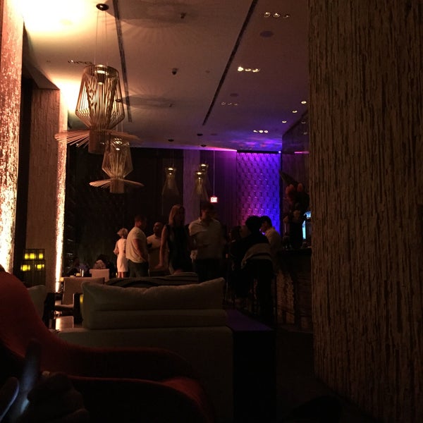 Foto scattata a LivingRoom Lounge At The W SouthBeach da Abdulrahman AM il 10/25/2015