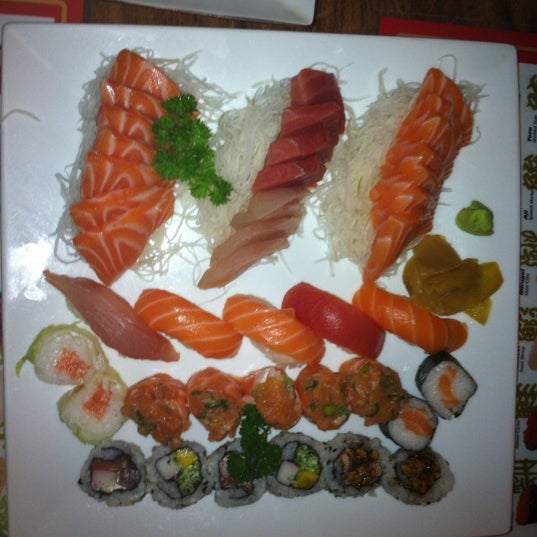 Das Foto wurde bei Sushi Mart von Rubens C. am 12/7/2012 aufgenommen