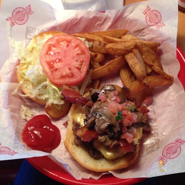 Photo taken at Fuddruckers by Mayra R. on 2/15/2014