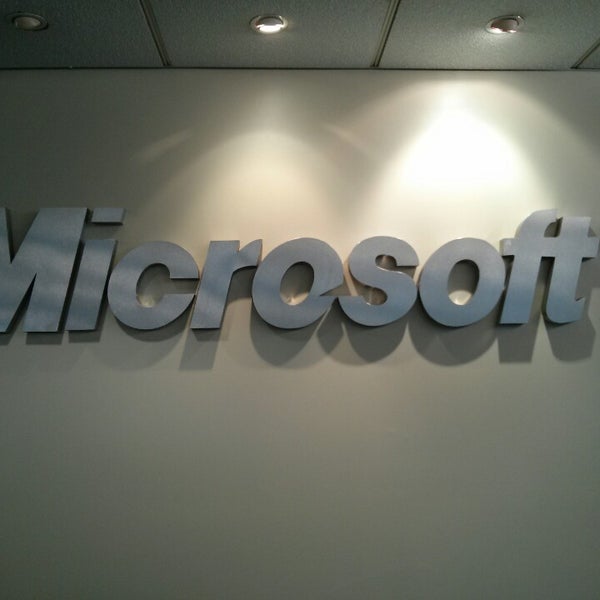 รูปภาพถ่ายที่ Microsoft Perú โดย César Y. เมื่อ 3/16/2013
