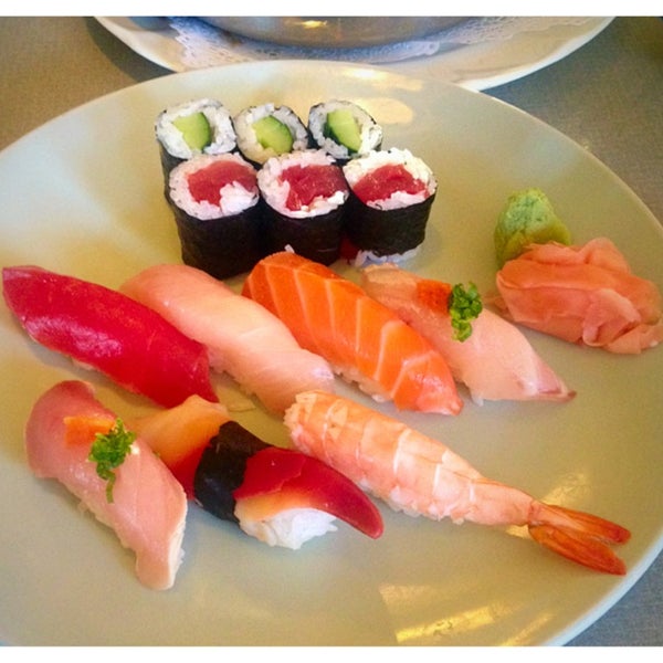 Foto tomada en Koi Japanese Cuisine  por Helen T. el 7/24/2014