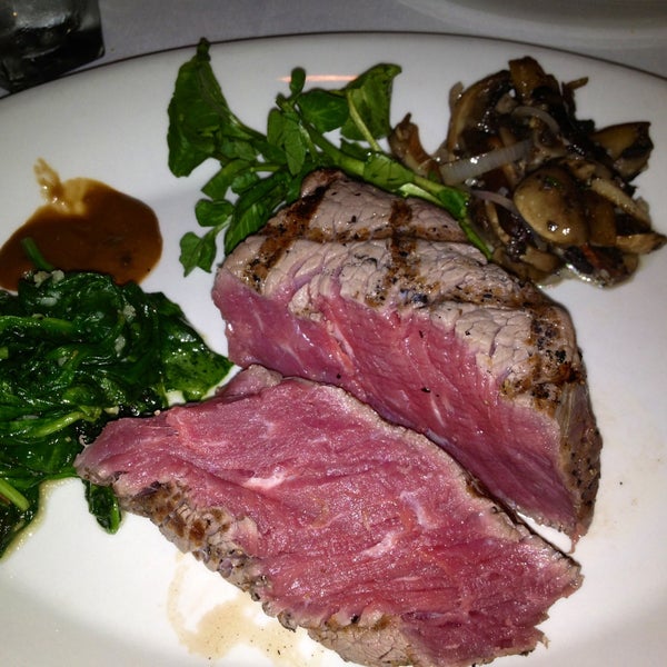 4/13/2013에 Helen T.님이 Shula&#39;s Original Steak House에서 찍은 사진