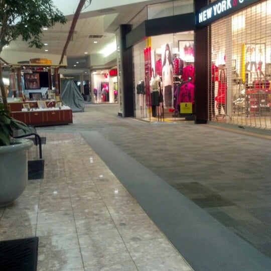 Foto tirada no(a) Albany Mall por Tamaria L. em 12/2/2012