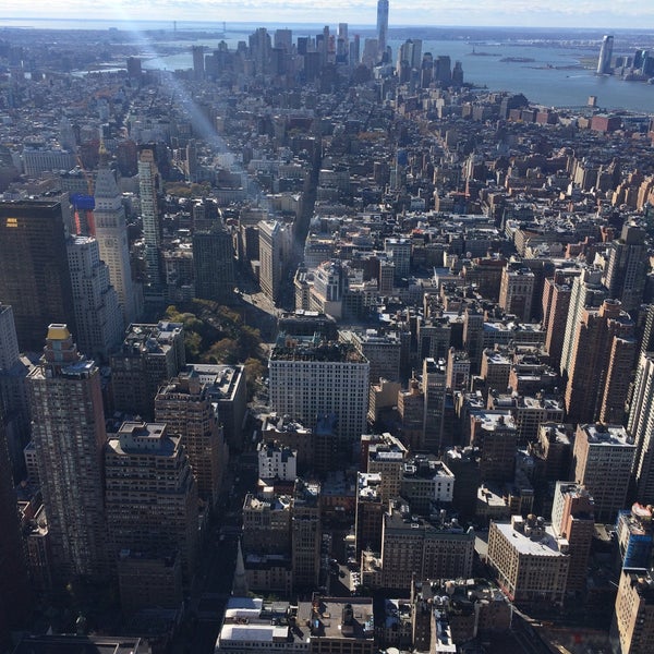 Photo taken at Empire State Building by やまも on 11/14/2015