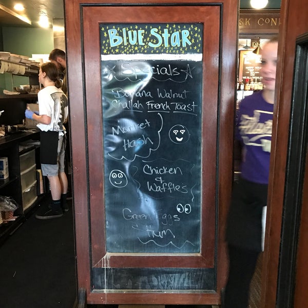 Foto tirada no(a) Blue Star Cafe &amp; Pub por Aleks R. em 9/16/2017
