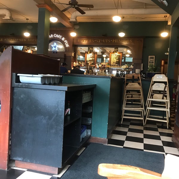 6/8/2018 tarihinde Aleks R.ziyaretçi tarafından Blue Star Cafe &amp; Pub'de çekilen fotoğraf