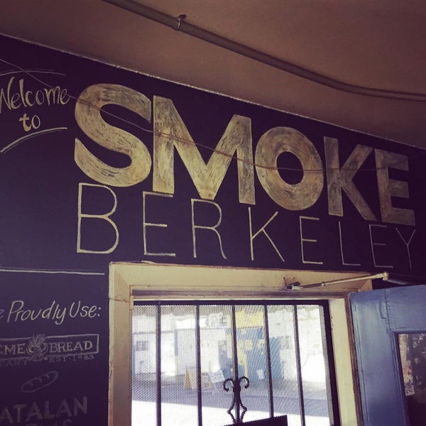 Das Foto wurde bei Smoke Berkeley  BBQ, Beer, Home Made Pies and Sides from Scratch von Aaron K. am 7/13/2015 aufgenommen