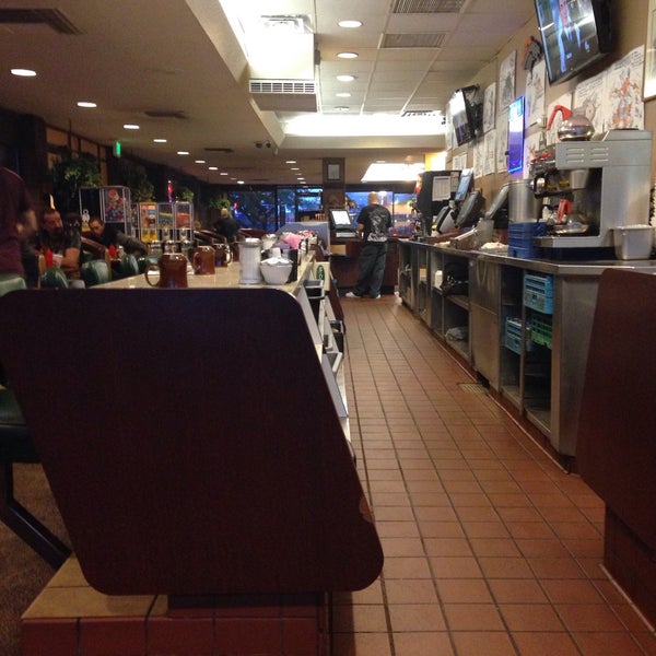 Foto diambil di McCoy&#39;s Restaurant oleh Denis P. pada 4/20/2015