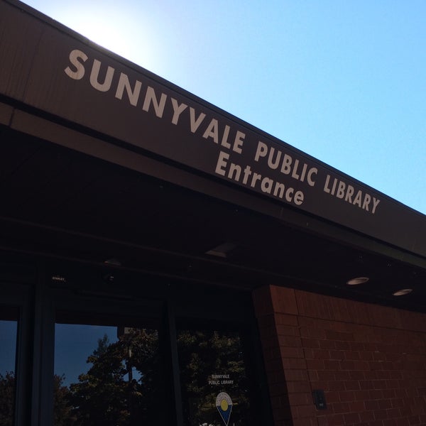 Foto tirada no(a) Sunnyvale Public Library por Stella ^. em 9/26/2016