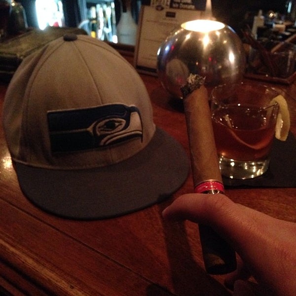 Foto scattata a The Leaf Cigar Lounge da Dale T. il 11/10/2013