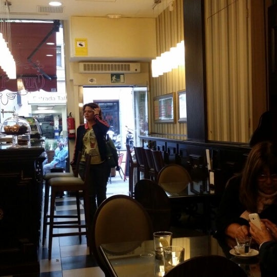 5/7/2014 tarihinde Julián B.ziyaretçi tarafından Café Tolstoi'de çekilen fotoğraf