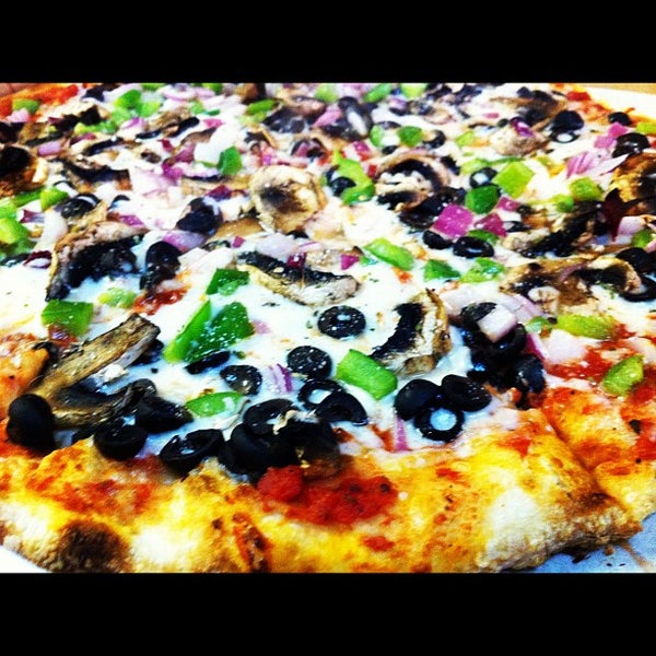 Das Foto wurde bei Solorzano Bros. Pizza von Carlos S. am 9/17/2012 aufgenommen