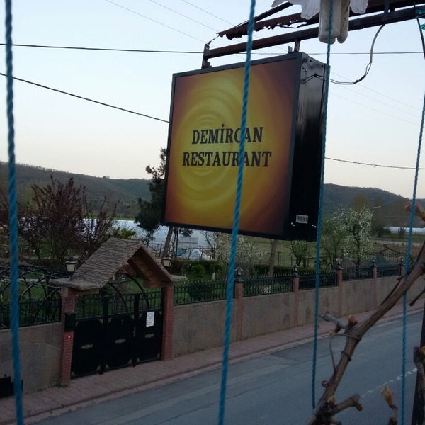 Das Foto wurde bei Demircan Restoran von Onur K. am 4/18/2015 aufgenommen