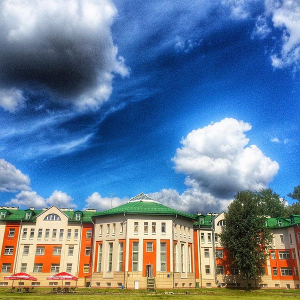 Photo taken at Отель Парк Крестовский / Hotel Park Krestovskiy by Alex♌️ on 8/5/2015