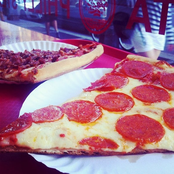 8/26/2013にArtem D.がFamous Amadeus Pizzaで撮った写真