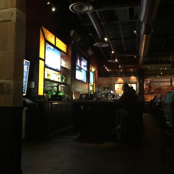 Photo taken at BJ&#39;s Restaurant &amp; Brewhouse by Freddy Q. on 3/17/2016
