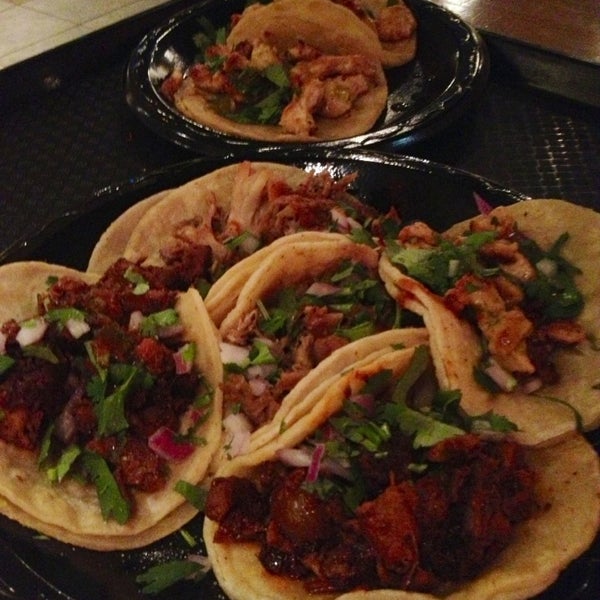 Foto diambil di Los Taquitos Mexican Grill oleh Freddy Q. pada 5/22/2013