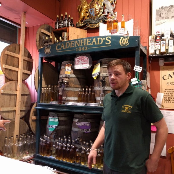 Das Foto wurde bei Cadenhead&#39;s Whisky Shop von Ingo am 9/25/2018 aufgenommen