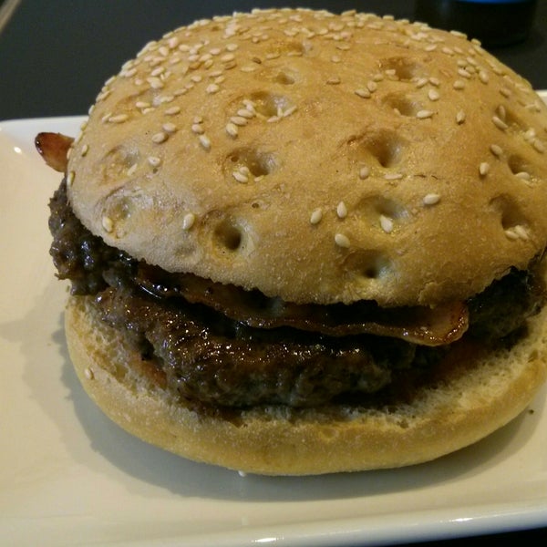 Die Grillkirsche - Burger mit hausgemachter Kirschsauce, Bacon-Streifen und gebratenen Zwiebeln